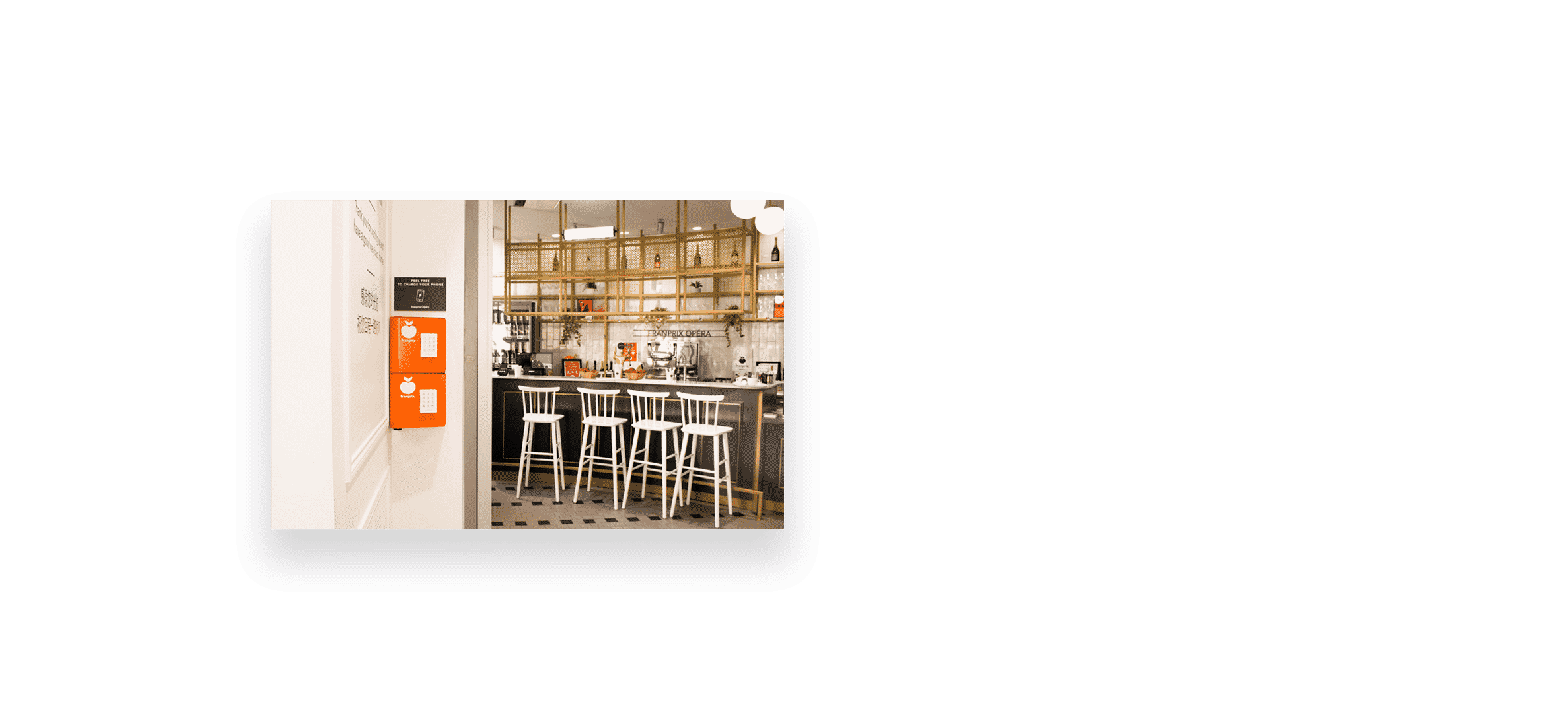La station couleur mandarine recharge gratuitement votre téléphone chez Franprix Opéra