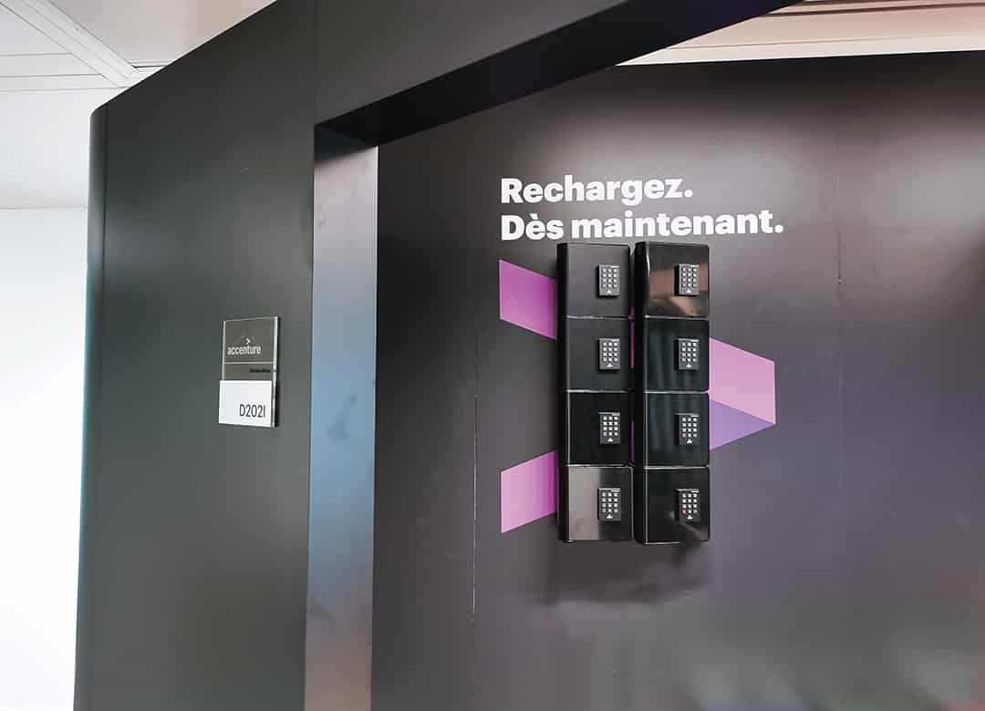 2 stations de recharge Welock sur un sticker mural